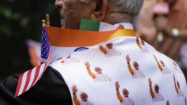 Местные жители ждут премьер-министра Индии Нарендру Моди около отеля в Нью-Йорке. 20 июня 2023 года 