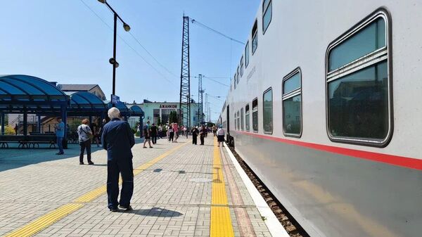 Поезд на железнодорожном вокзале в Джанкое, Крым