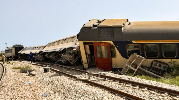 Пассажирский поезд сошел с рельсов в Тунисе