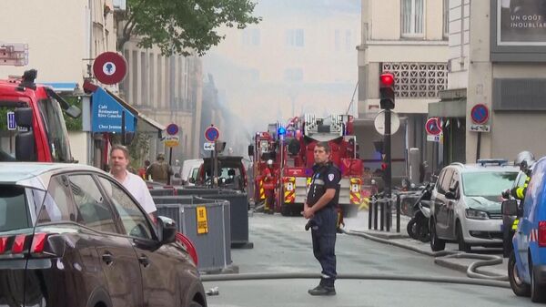 Пожарные на месте взрыва в Париже