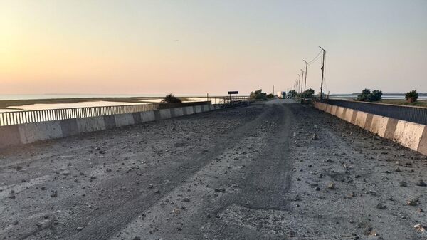 Повреждения моста на административной границе между Херсонской областью и Крымом после обстрела со стороны ВСУ. Архивное фото