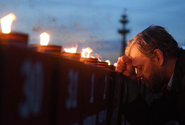 Мужчина принимает участие в акция Линия памяти, приуроченной ко Дню памяти и скорби, на Крымской набережной в Москве