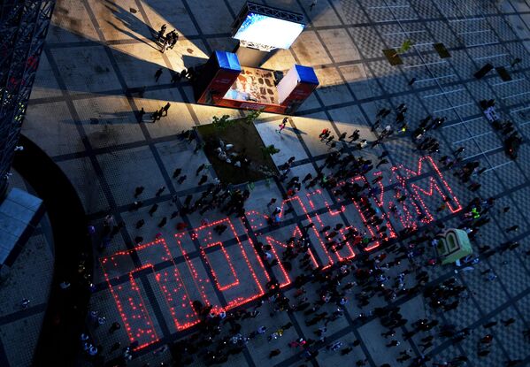 Участники акции Свеча памяти, приуроченной ко Дню памяти и скорби, на площади возле стадиона Екатеринбург Арена в Екатеринбурге