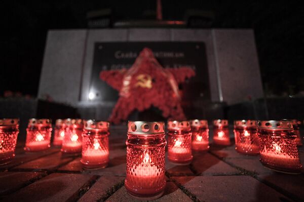Свечи, зажженные в рамках акции Свеча памяти, приуроченной ко Дню памяти и скорби, у танка-памятника освободителям Крыма в Симферополе