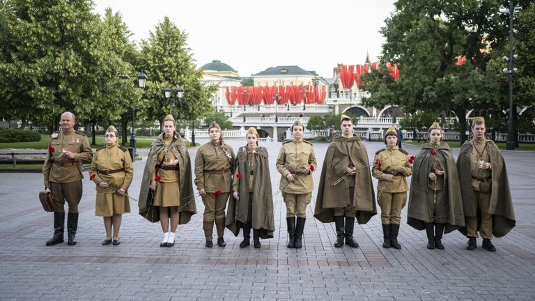 Участники акции Вахта памяти. Вечный огонь, приуроченной ко Дню памяти и скорби, в Александровском саду в Москве