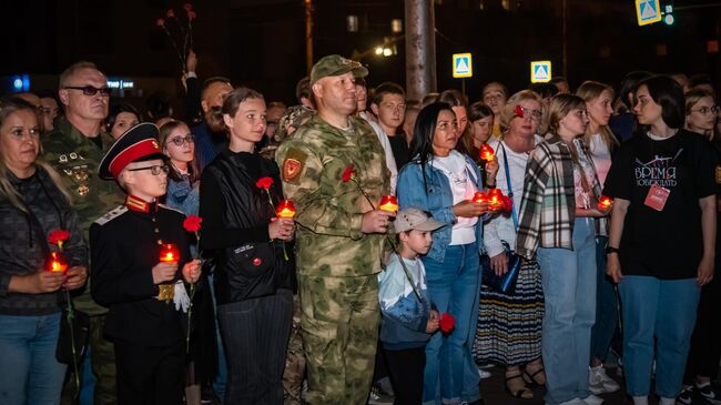 Участники акции Свеча памяти, приуроченной ко Дню памяти и скорби, в Липецкой области