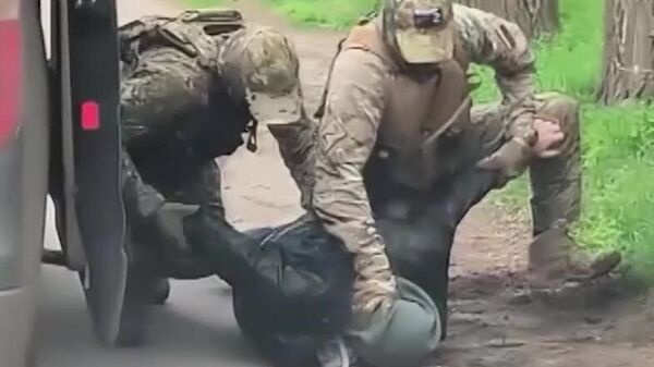 Задержание сотрудниками ФСБ участников украинской диверсионной группы в Мелитополе. Стоп-кадр видео