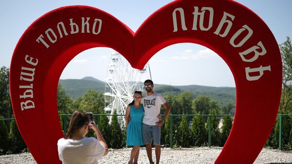 Россияне фотографируются возле арт-объекта на курорте в Краснодарском крае