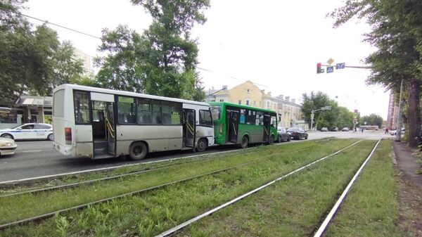 Два автобуса и два легковых автомобиля столкнулись в Екатеринбурге