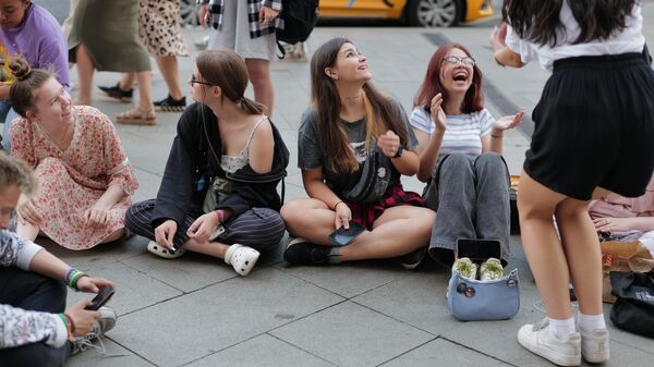 Девушки на одной из улиц в Москве