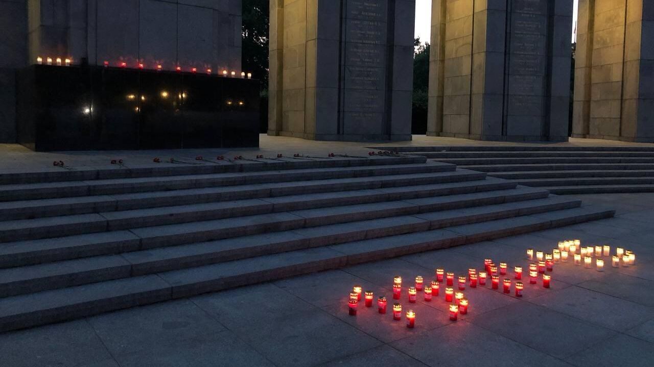 Акция Свеча памяти на советском мемориале в Тиргартене в Берлине - РИА Новости, 1920, 22.06.2023