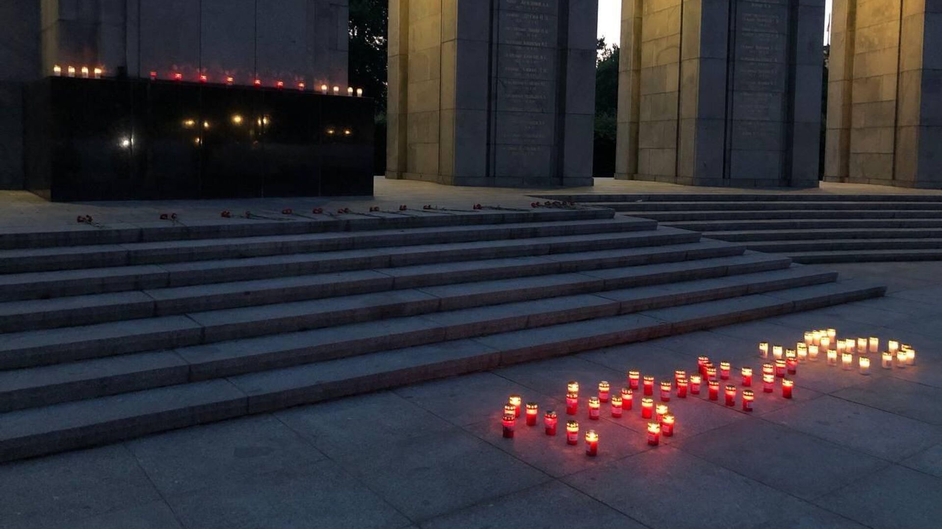 Акция Свеча памяти на советском мемориале в Тиргартене в Берлине - РИА Новости, 1920, 22.06.2023
