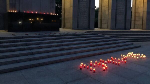 Акция Свеча памяти на советском мемориале в Тиргартене в Берлине
