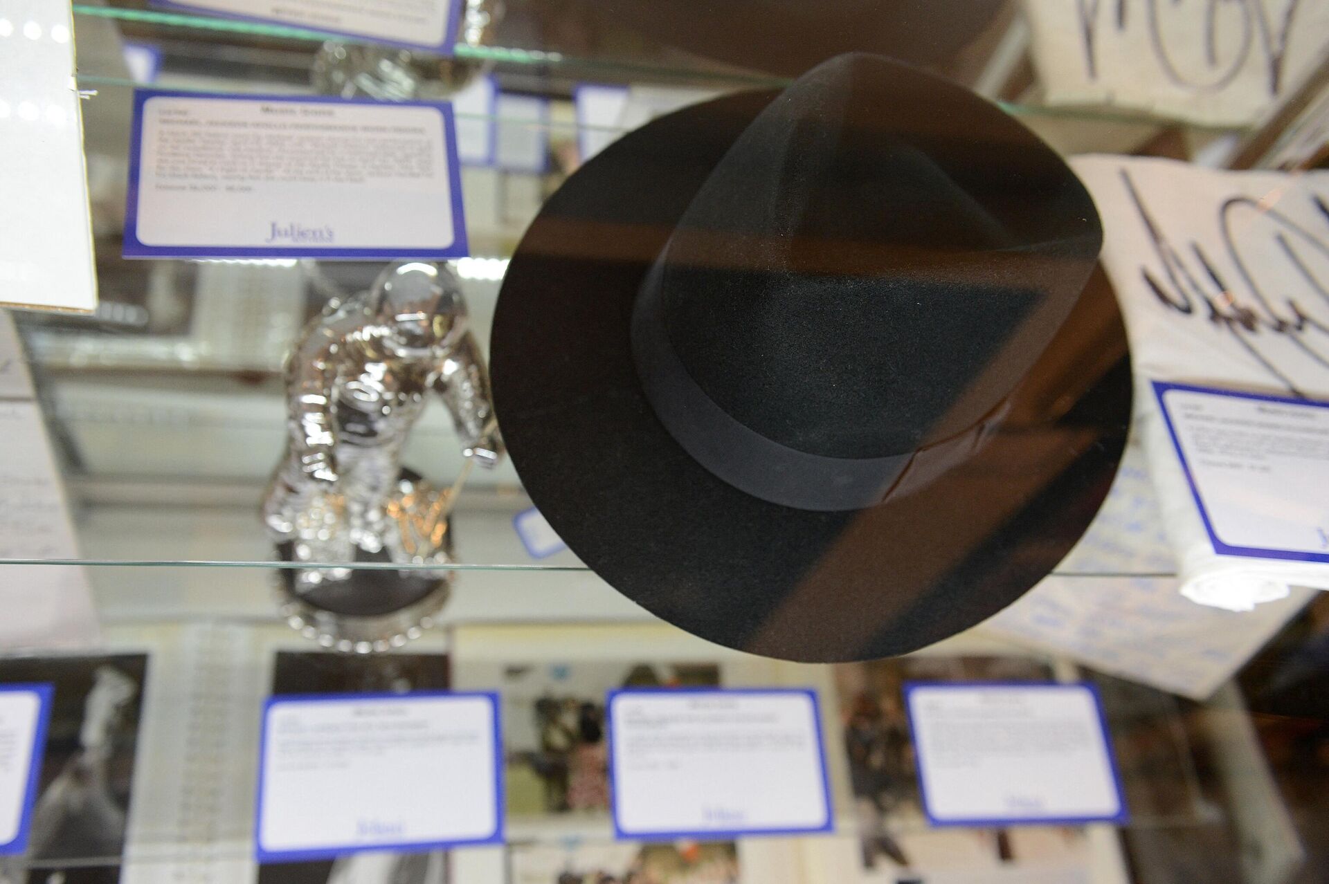 Шляпа, которую Майкл Джексон  - РИА Новости, 1920, 22.06.2023