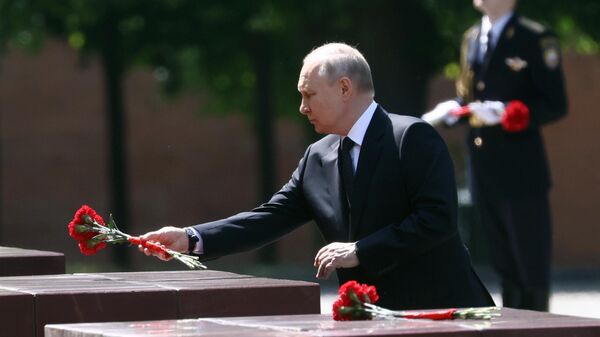 Президент РФ Владимир Путин на церемонии возложения цветов к Могиле Неизвестного Солдата в Александровском саду в День памяти и скорби. 22 июня 2023