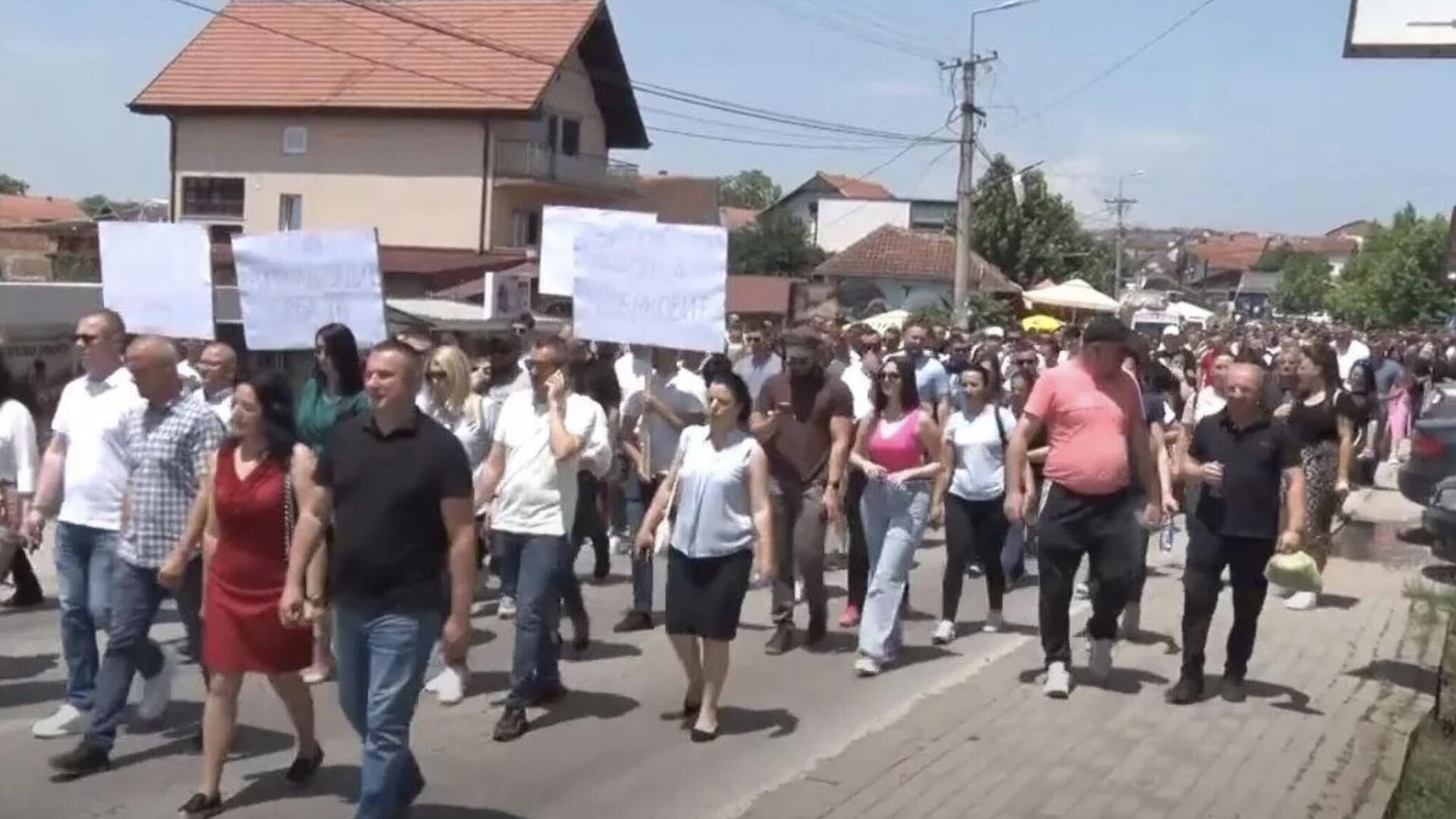 Участники акции протеста в анклаве Грачаница, Косово. Кадр видео - РИА Новости, 1920, 22.06.2023