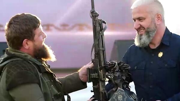 Кадыров принимает в дар сувенирный пулемет из украинских снарядов и гильз