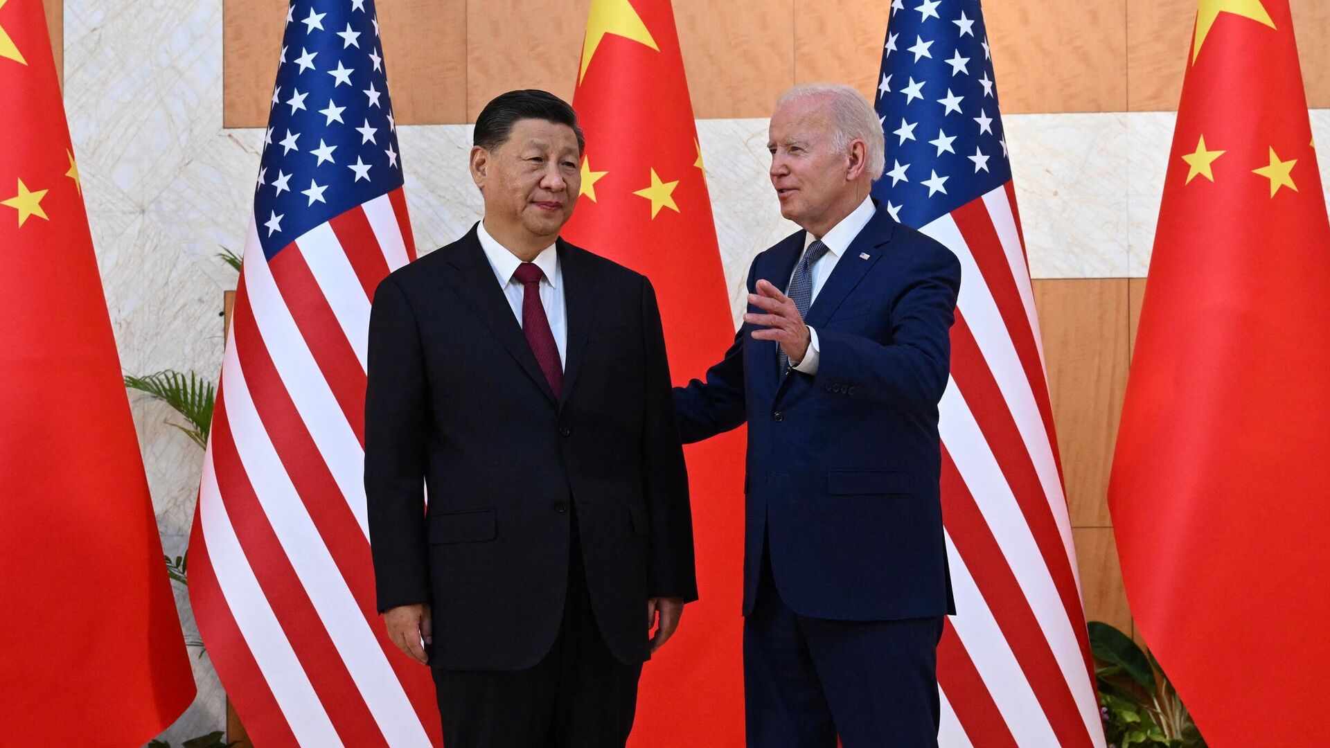 Председатель КНР Си Цзиньпин и президент США Джо Байден во время встречи на саммите G20 в Индонезии - РИА Новости, 1920, 22.06.2023