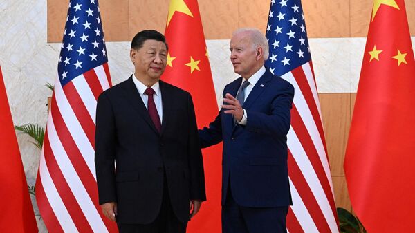 Председатель КНР Си Цзиньпин и президент США Джо Байден во время встречи на саммите G20 в Индонезии