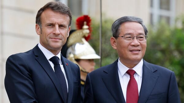 Президент Франции Эммануэль Макрон и премьер-министр Китая Ли Цян в Елисейском дворце