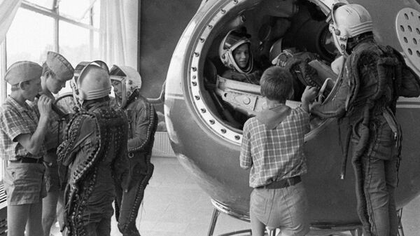 Дети знакомятся с внутренним устройством капсулы спускаемого космического аппарата в лагерном научно-техническом центре Дома авиации и космонавтики