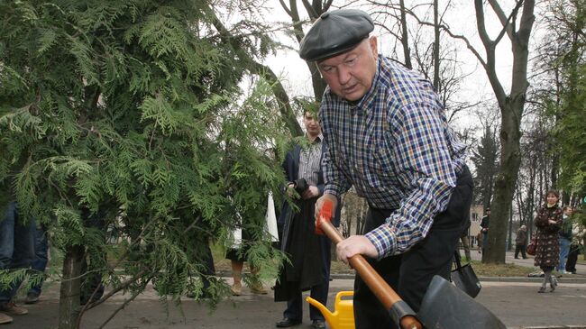 Мэр Москвы Юрий Лужков принимает участие в посадке деревьев