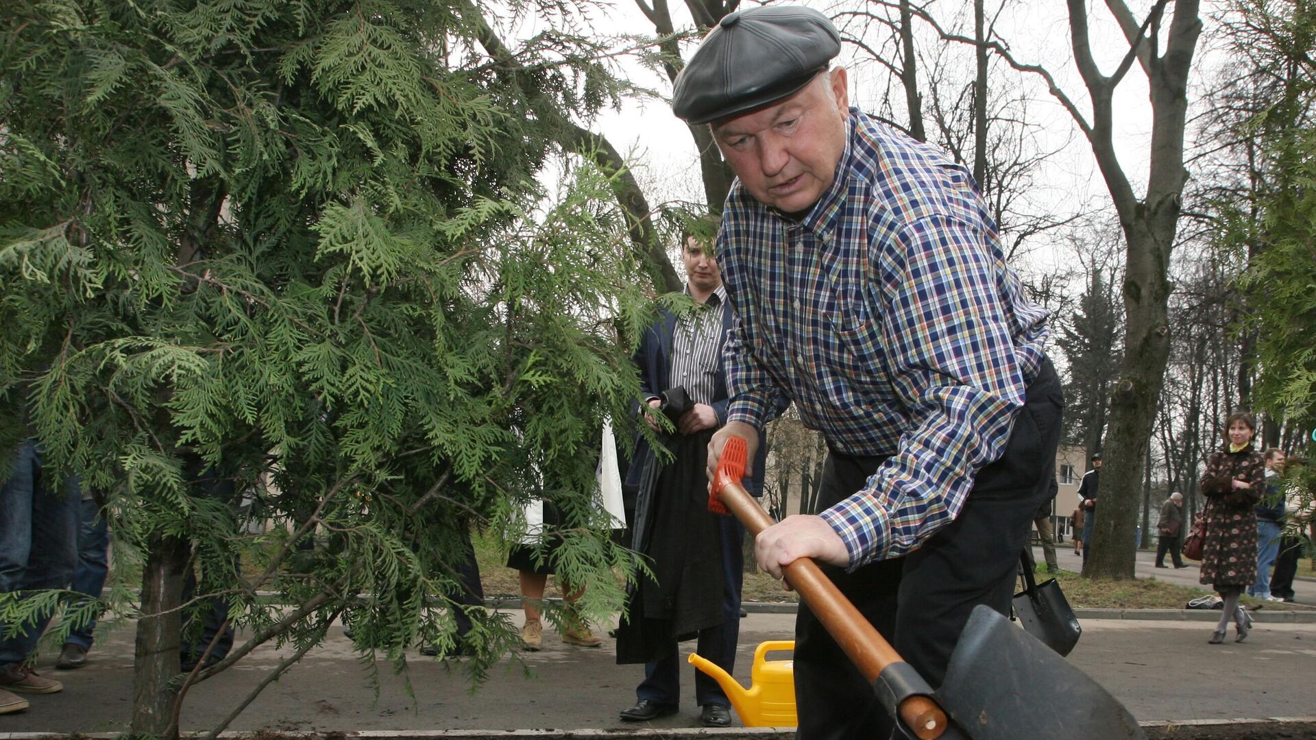 Мэр Москвы Юрий Лужков принимает участие в посадке деревьев - РИА Новости, 1920, 21.09.2021