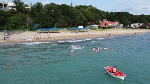 Дети купаются на пляже Всероссийского детского центра (ВДЦ) Орленок в Туапсинском районе Краснодарского края
