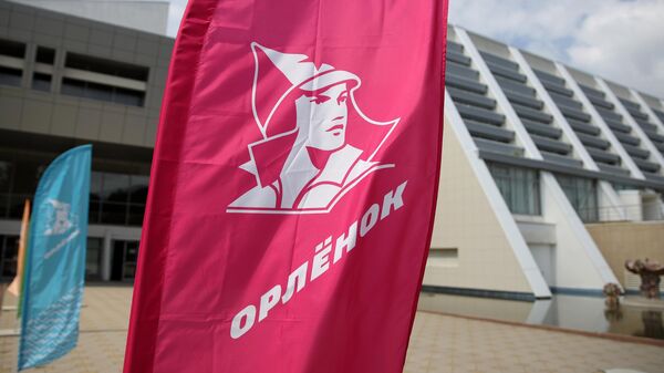 Флаг возле здания Всероссийского детского центра (ВДЦ) Орленок в Туапсинском районе Краснодарского края