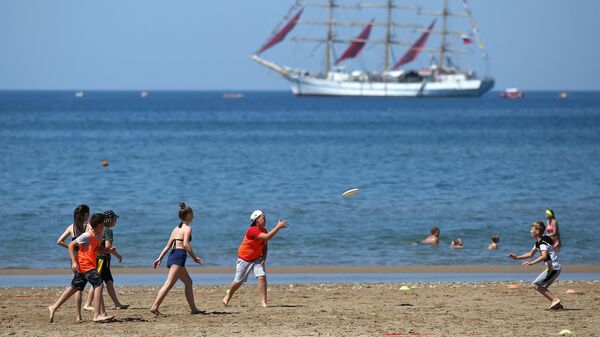 Подростки играют на пляже во Всероссийском детском центре Орленок в Туапсинском районе Краснодарского края