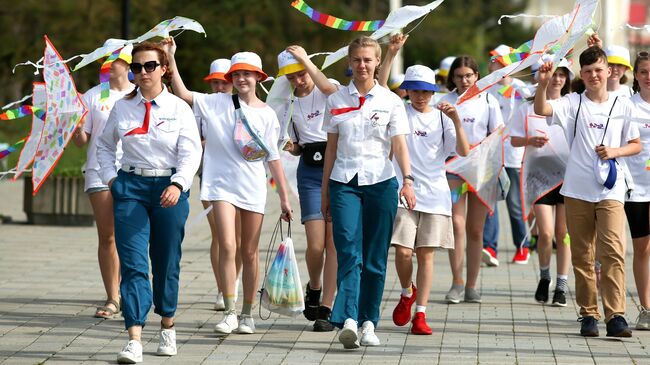 Дети и вожатые в детском лагере