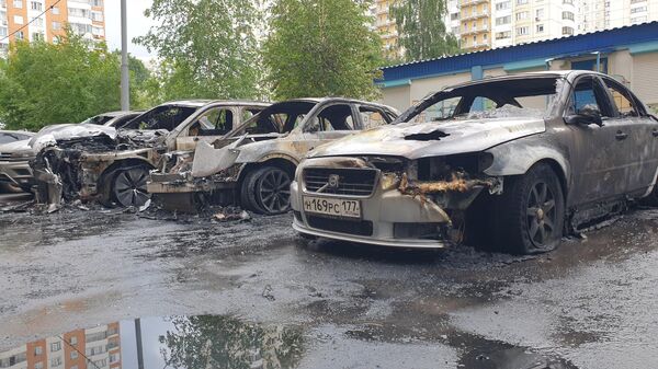 Машины во дворе дома на ул. Островитянова, сгоревшие в результате поджога неизвестным на самокате