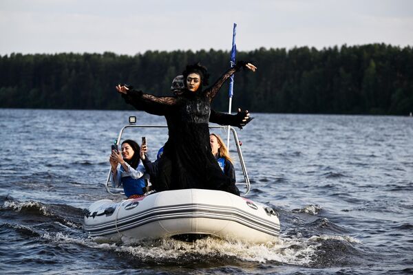 Участники регаты Фриды Кало в акватории Пестовского водохранилища в Мытищах Московской области