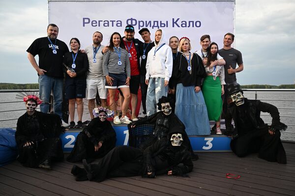 Участники регаты Фриды Кало после заплыва в акватории Пестовского водохранилища в Мытищах Московской области