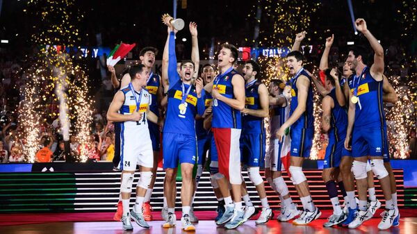 Волейболисты сборной Италии празднуют победу на чемпионате мира 2022 года