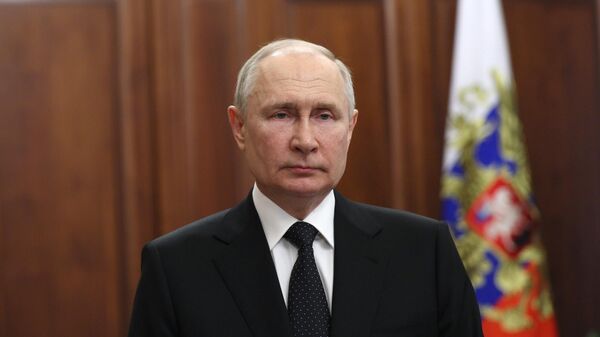 Владимир Путин во время обращения к гражданам России