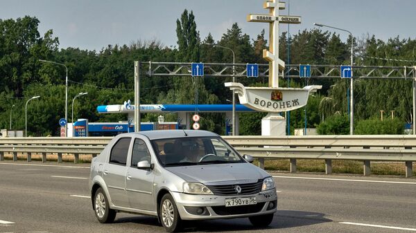 Автомобиль на трассе М-4 Дон в Воронежской области