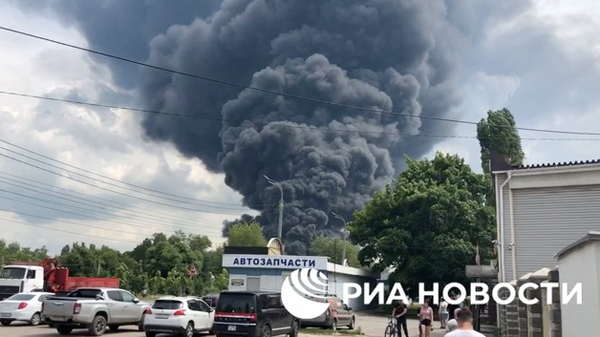 Дым от пожара на нефтебазе в Воронеже