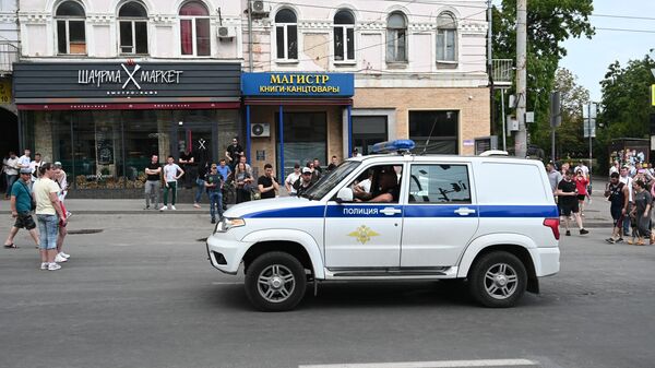 Автомобиль сотрудников полиции на улице Ростова-на-Дону