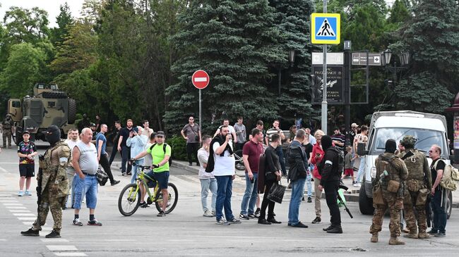 Бойцы ЧВК Вагнер и местные жители на улице Ростова-на-Дону