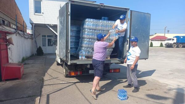 Краснодарское реготделение Единой России передаст около 2 тонн воды в Ростовскую область для людей на трассе М-4 