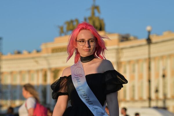 Выпускница на Дворцовой площади во время концерта в рамках праздника выпускников школ Алые паруса в Санкт-Петербурге