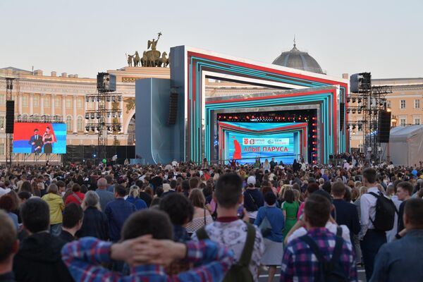 Концерт на Дворцовой площади в рамках праздника выпускников школ Алые паруса в Санкт-Петербурге