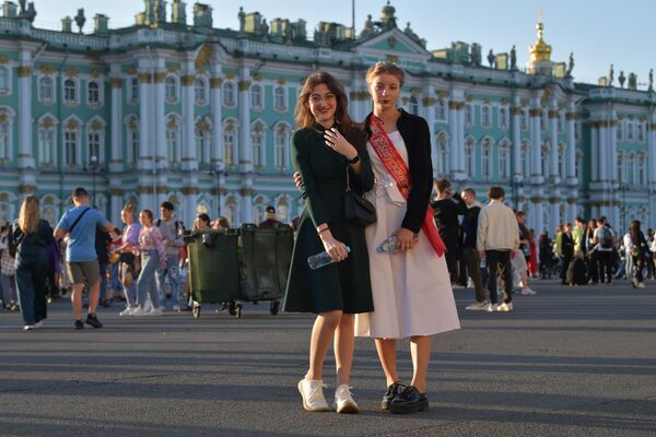 Выпускницы на Дворцовой площади во время концерта в рамках праздника выпускников школ Алые паруса в Санкт-Петербурге
