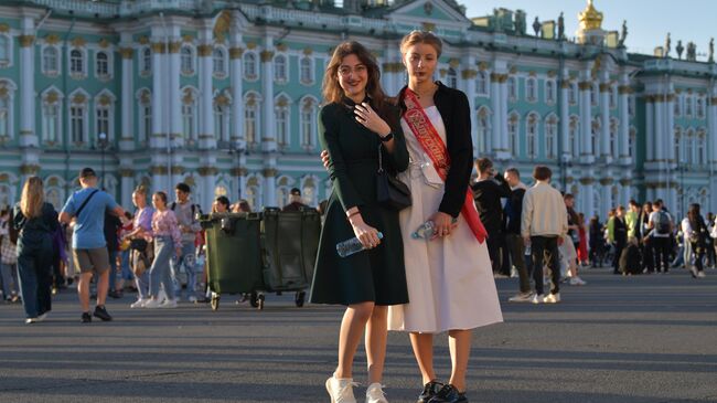 Выпускницы на Дворцовой площади во время концерта в рамках праздника выпускников школ Алые паруса в Санкт-Петербурге