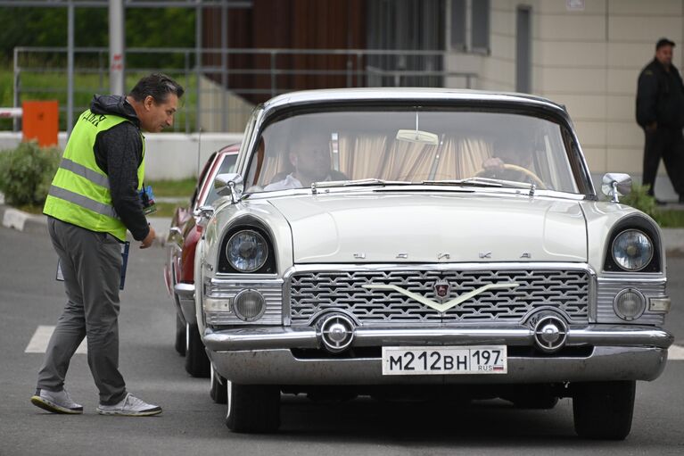 Автомобиль ГАЗ-13 Чайка перед стартом ралли на классических автомобилях Из прошлого в будущее в Москве