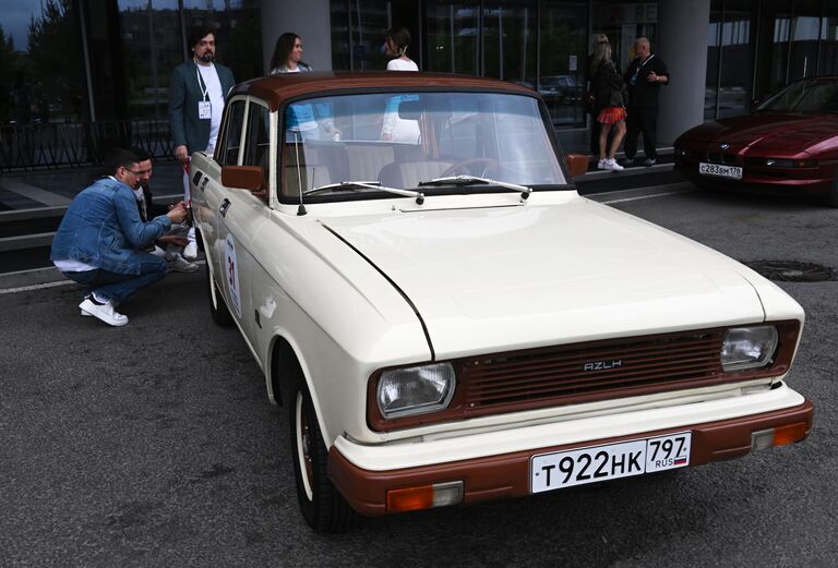 Автомобиль Москвич-2140SL перед стартом ралли на классических автомобилях Из прошлого в будущее в Москве