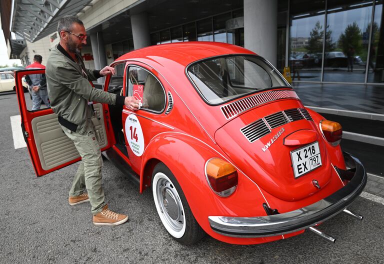 Автомобиль Volkswagen BEETLE 1303 перед стартом ралли на классических автомобилях Из прошлого в будущее в Москве