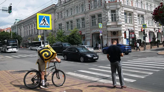 Прохожие на улице