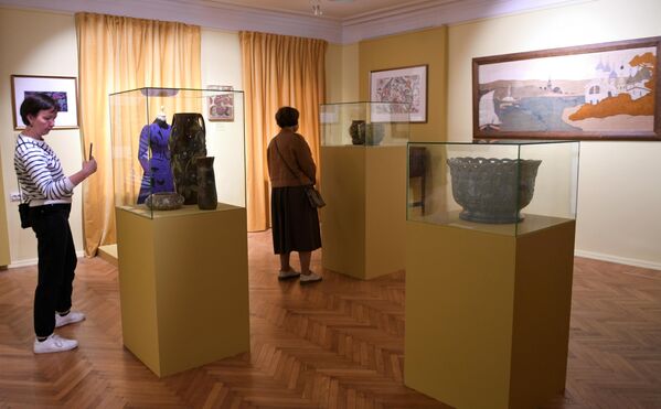 Посетители на выставке Пальмы и розы Зинаиды Морозовой в музее-заповеднике Горки Ленинские